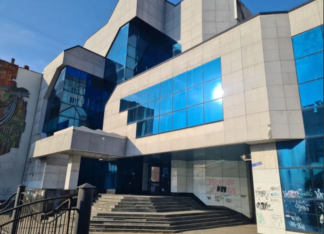 Будівлю з «синіми вікнами» навпроти ЦУМу у Рівному знову виставили на аукціон