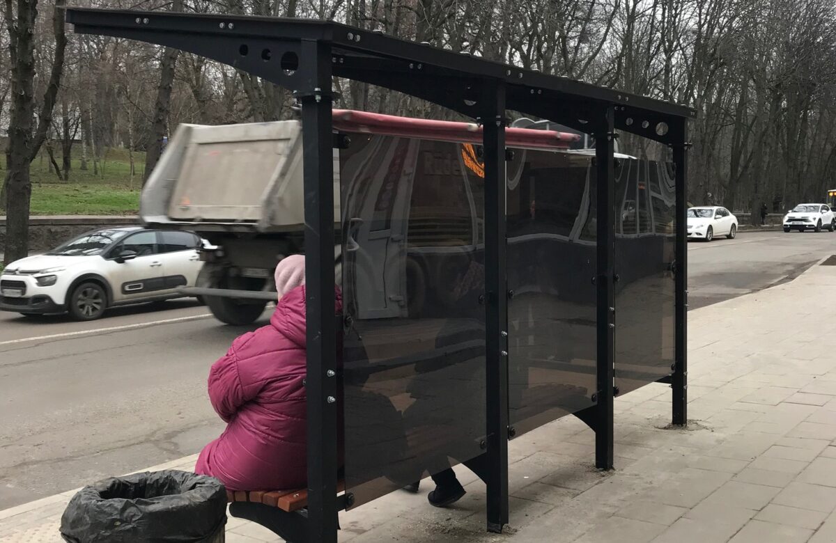 Тіснота та відсутність затінку: у Рівному розкритикували нову зупинку біля парку Шевченка
