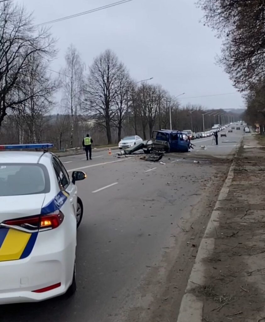 1 Уламки по всій дорозі: у Рівному біля автоцентру сталася серйозна ДТП (+ФОТО)