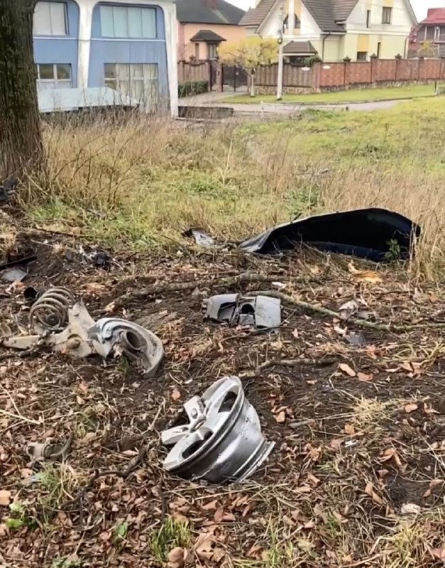 1 Уламки по всій дорозі: у Рівному біля автоцентру сталася серйозна ДТП (+ФОТО)