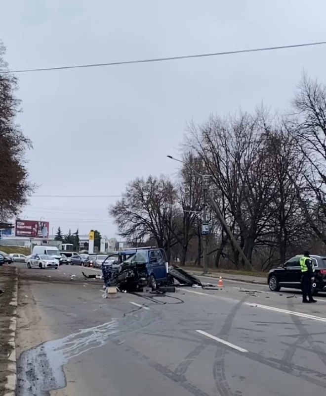 1 Уламки по всій дорозі: у Рівному біля автоцентру сталася серйозна ДТП (+ФОТО)