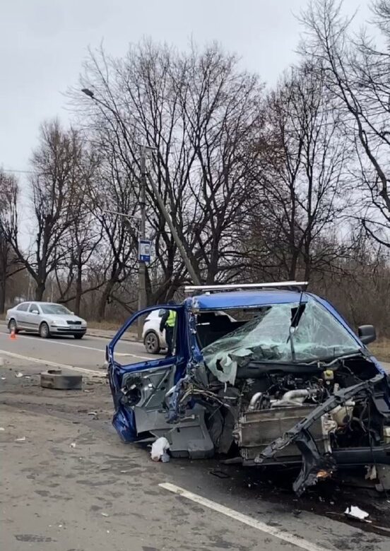 Уламки по всій дорозі: у Рівному біля автоцентру сталася серйозна ДТП (+ФОТО)