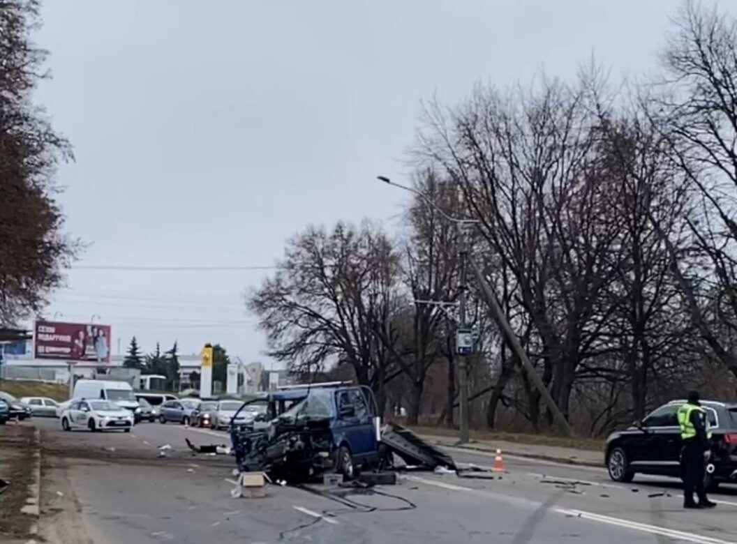 Відомі подробиці серйозної ДТП на вулиці Захисників Маріуполя у Рівному: кермувальник госпіталізований