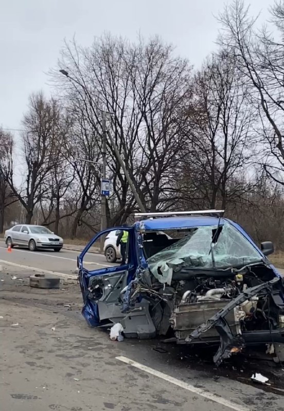 Уламки по всій дорозі: у Рівному біля автоцентру сталася серйозна ДТП (+ФОТО) 0000