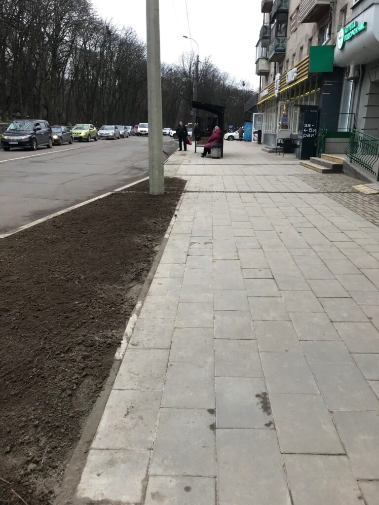 1 Тіснота та відсутність затінку: у Рівному розкритикували нову зупинку біля парку Шевченка