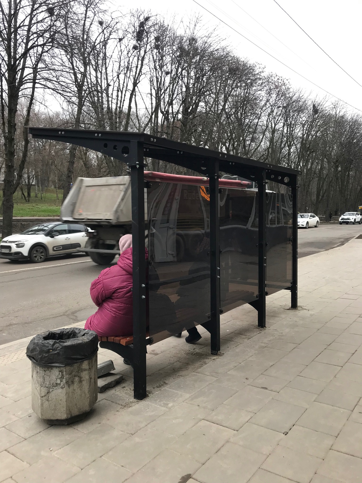 Тіснота та відсутність затінку: у Рівному розкритикували нову зупинку біля парку Шевченка 0000