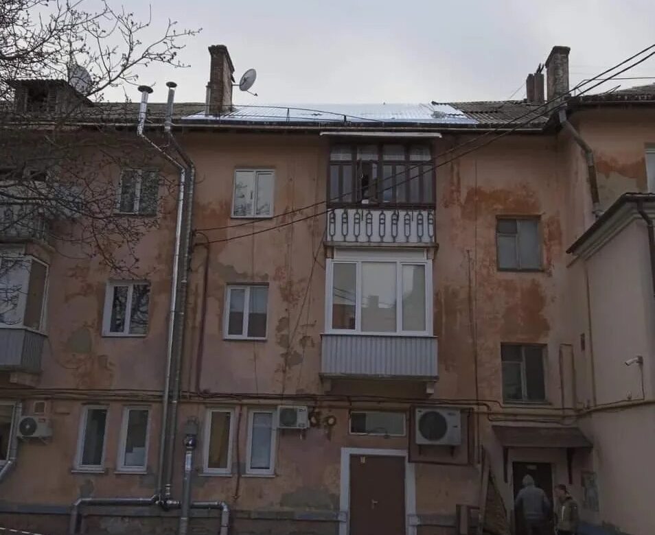 Платять без боргів, а живуть з каналізацією в підвалі: що відбувається у будинку на Князя Романа в Рівному