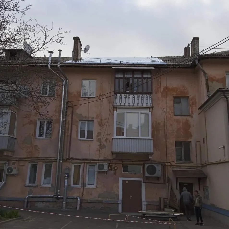 Платять без боргів, а живуть з каналізацією в підвалі: що відбувається у будинку на Князя Романа в Рівному 0000
