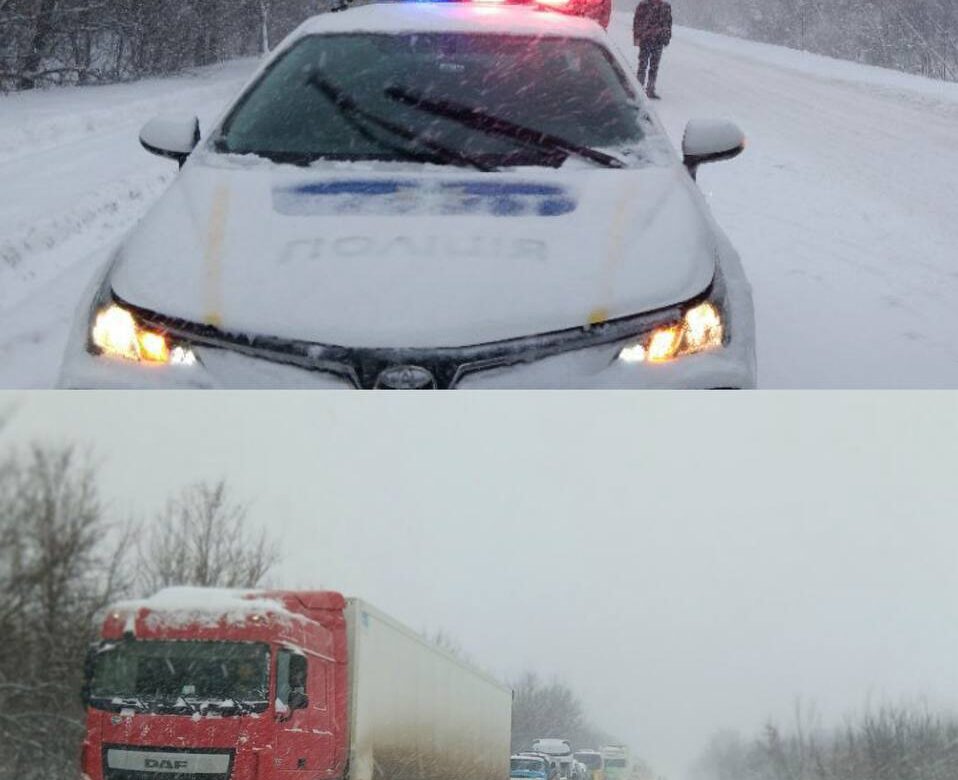 На Рівненщині заборонили рух вантажівок: фуру, що перекрила смугу в напрямку Києві відбуксирували (ВІДЕО)