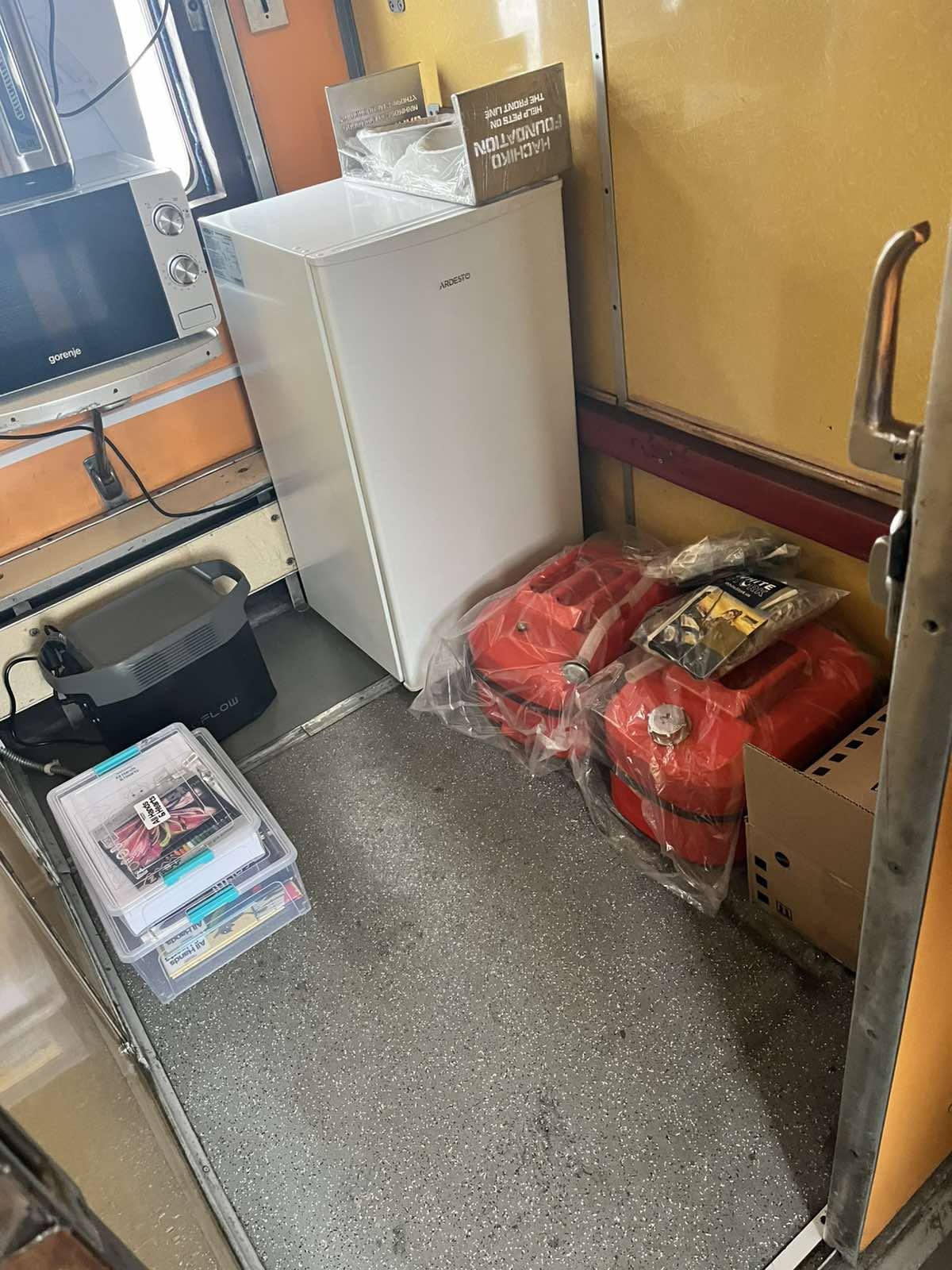 1 «Вагон незламності» у Дубні: як він виглядає всередині та що дає людям під час блекауту