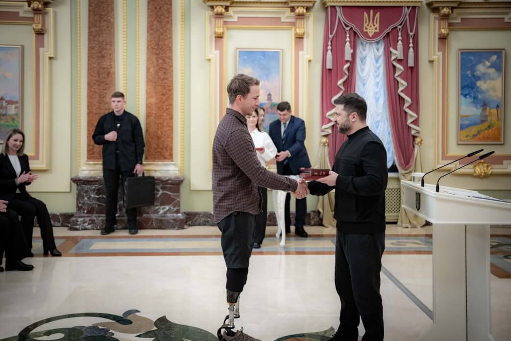 Герой «Холостяка» з протезами отримав державну нагороду від Зеленського: хто і за що