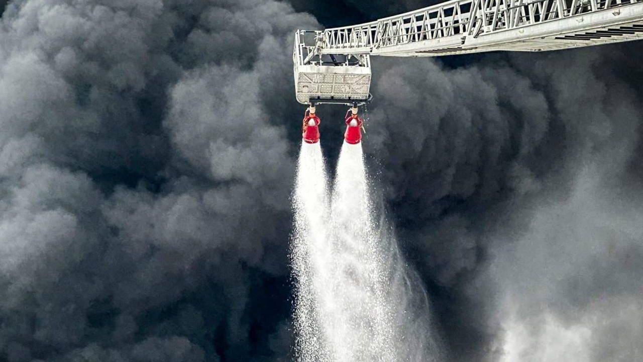 Понад 130 рятувальників ліквідовують пожежу після атаки РФ на Львівщину: що з повітрям на Рівненщині 0000