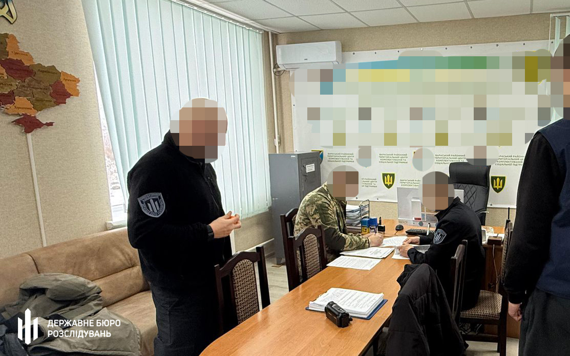 Брав хабарі навіть автомобілями: ДБР повідомило про підозру посадовцю Рівненського ОТЦК та СП