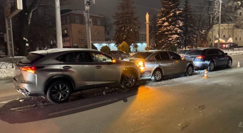 1 У Рівному жінка на «Lexus» влаштувала потрійну аварію: чи є постраждалі