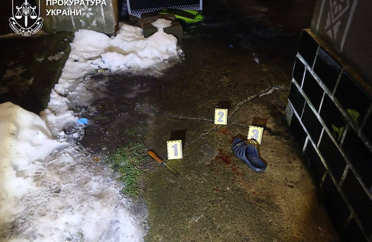 Просив піти з дому — отримав удар ножем: що сталося під час застілля на Рівненщині