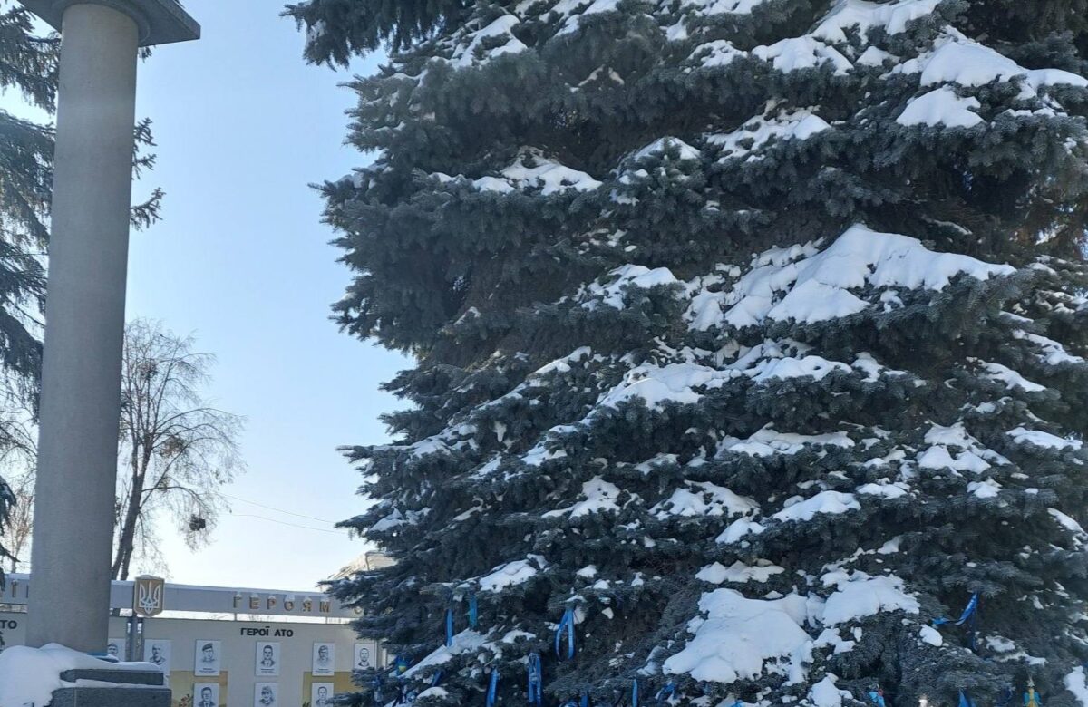 У Рівному дерево перетворилося на символ пам’яті про зниклих безвісти захисників