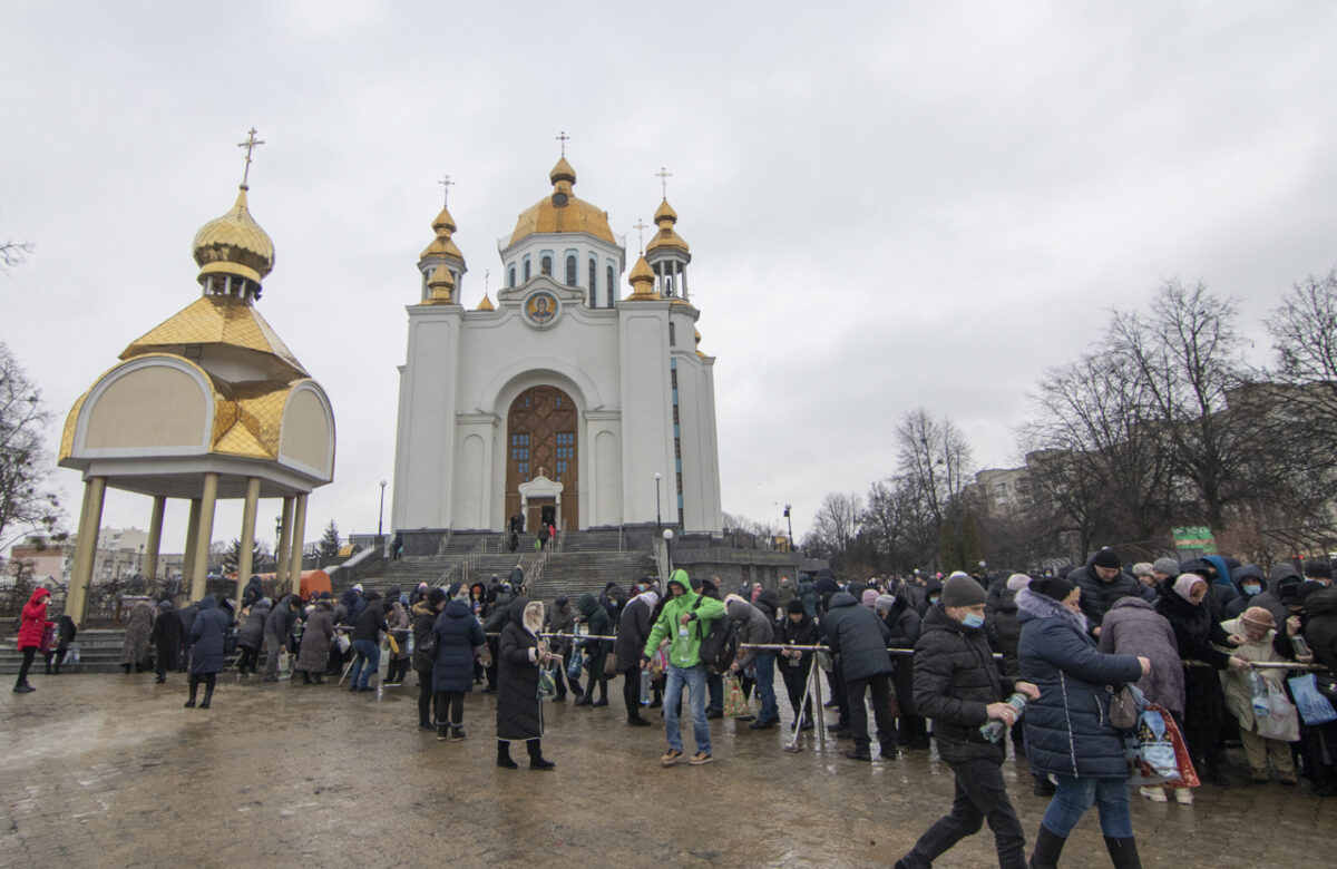 Водохреще у Рівному: коли йти до храму за свяченою водою (ГРАФІК)