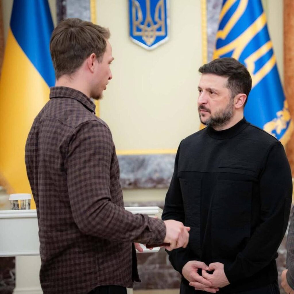 1 Герой «Холостяка» з протезами отримав державну нагороду від Зеленського: хто і за що