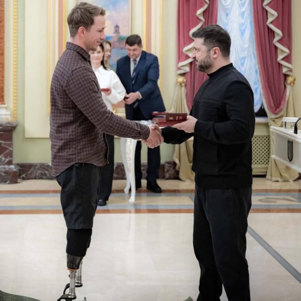 1 Герой «Холостяка» з протезами отримав державну нагороду від Зеленського: хто і за що