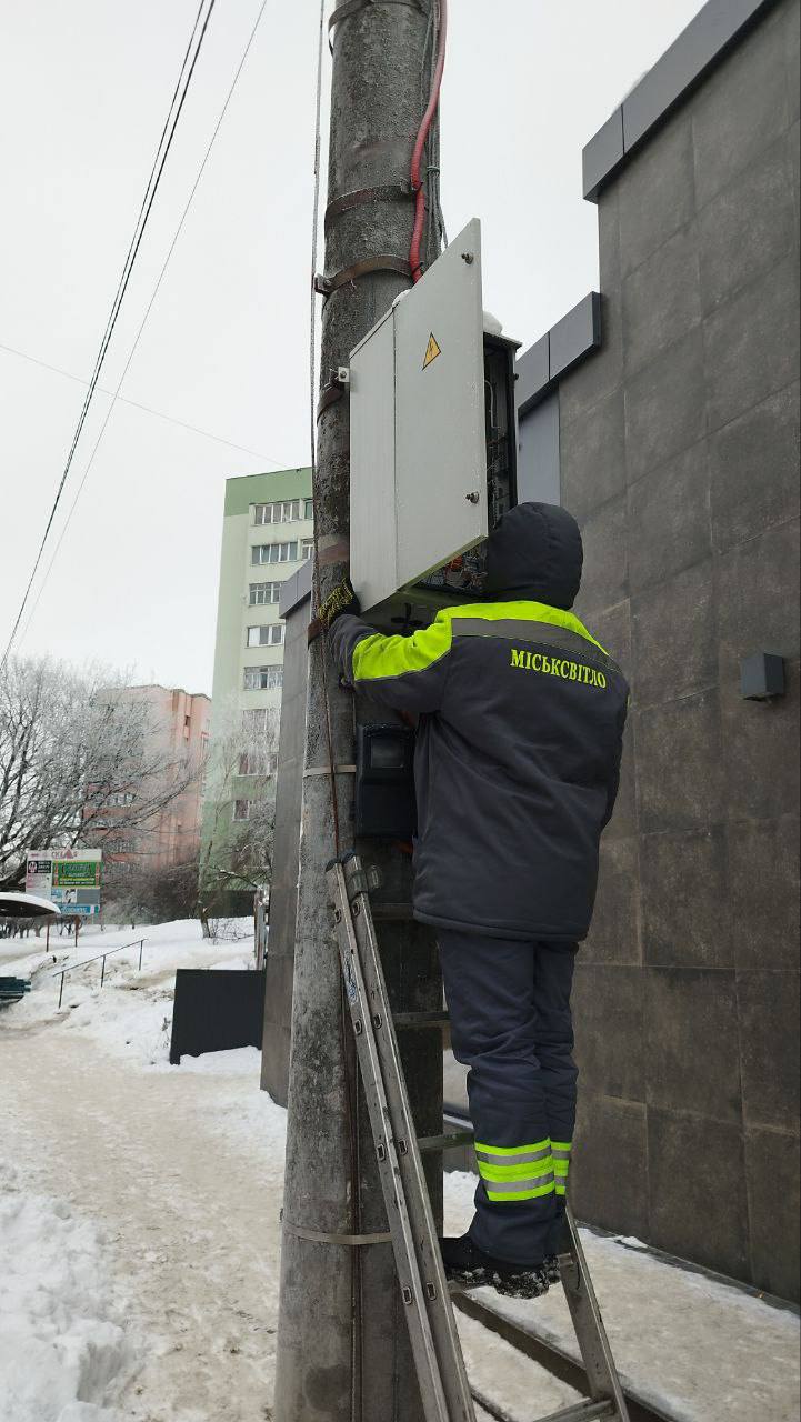 1 Рівне готується до блекаутів: сонячні панелі з’явилися ще на одному світлофорі