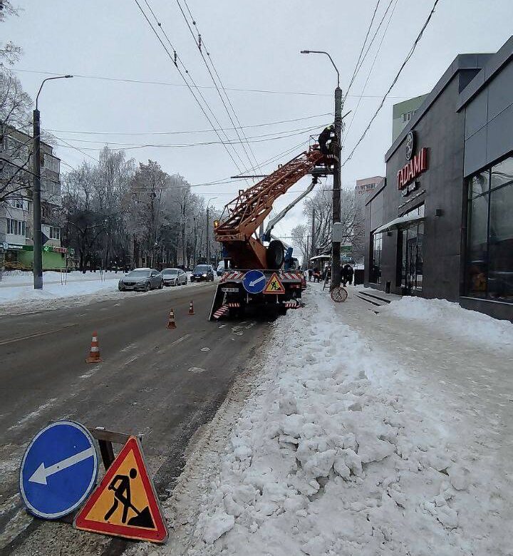Рівне готується до блекаутів: сонячні панелі з’явилися ще на одному світлофорі