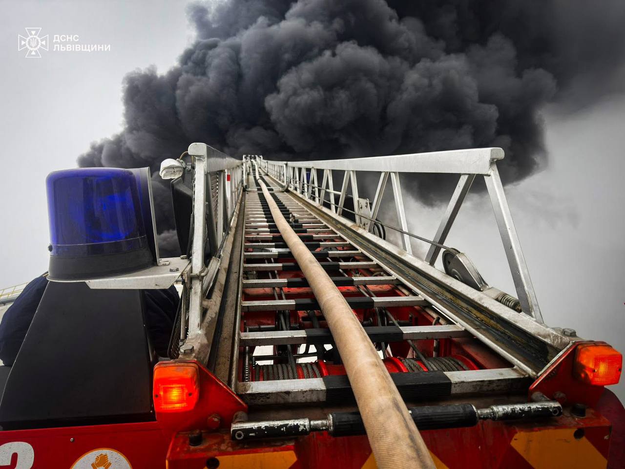 1 Понад 130 рятувальників ліквідовують пожежу після атаки РФ на Львівщину: що з повітрям на Рівненщині