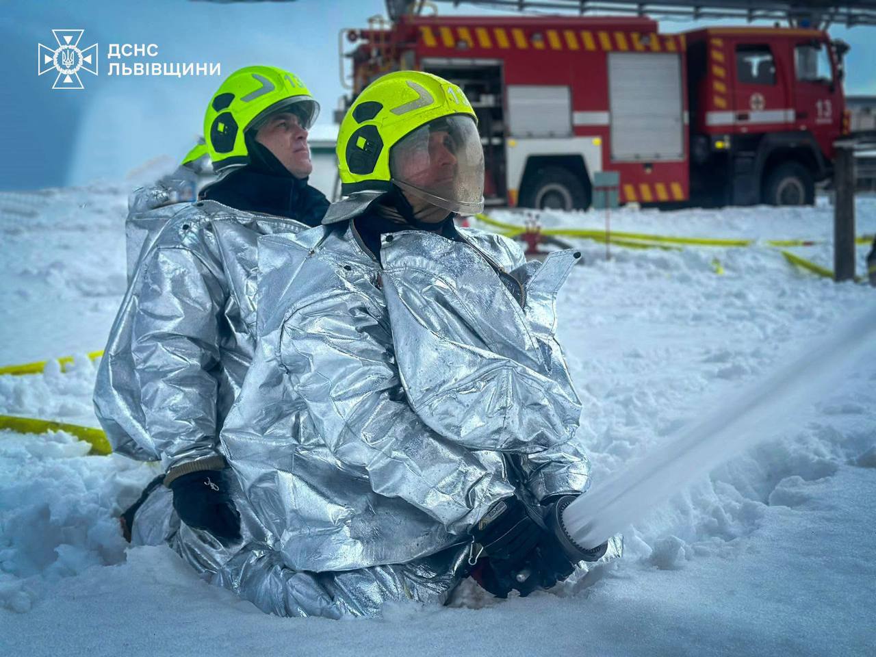 1 Понад 130 рятувальників ліквідовують пожежу після атаки РФ на Львівщину: що з повітрям на Рівненщині