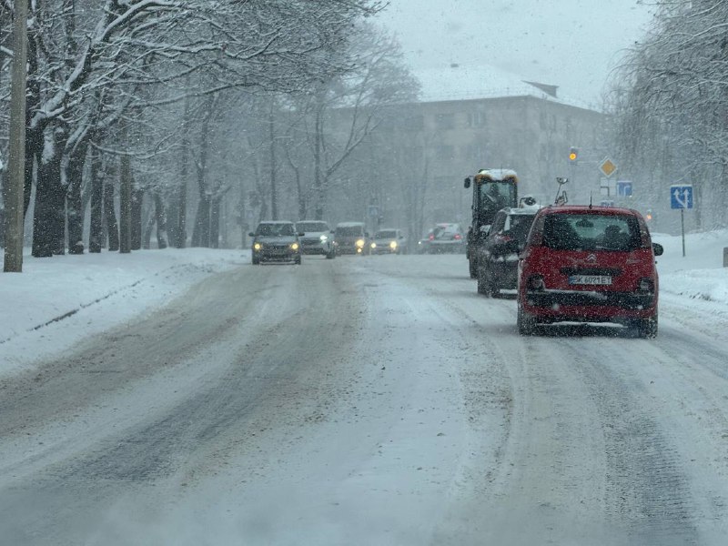 Сніговий колапс у Рівному: такого не бачили роками, а завтра негода посилиться (ФОТО)