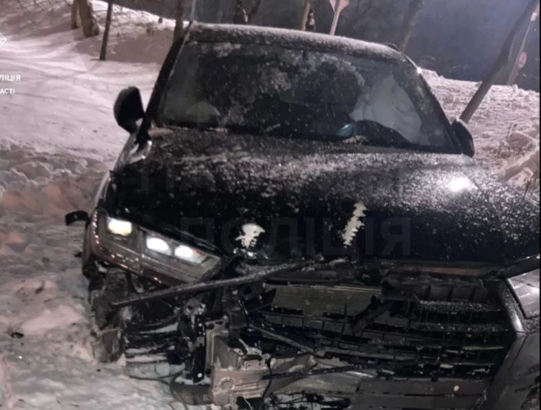 Нічна ДТП у Рівному: Audi пробила відбійник і вилетіла в кювет (ВІДЕО)
