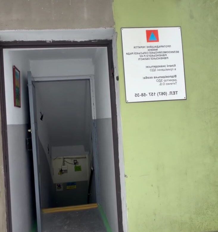 У селі біля Рівного невідомі втретє вибили ногами двері в укритті