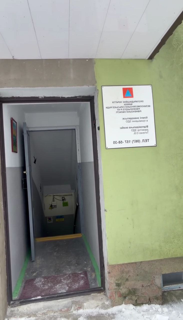 У селі біля Рівного невідомі втретє вибили ногами двері в укритті 0000