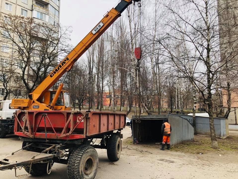 У Рівному вирішили знести понад 80 незаконних споруд: під демонтаж потрапили гаражі й кіоски
