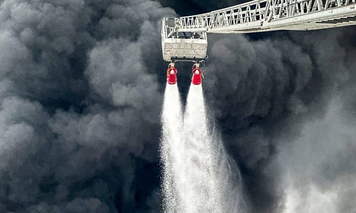 Понад 130 рятувальників ліквідовують пожежу після атаки РФ на Львівщину: що з повітрям на Рівненщині