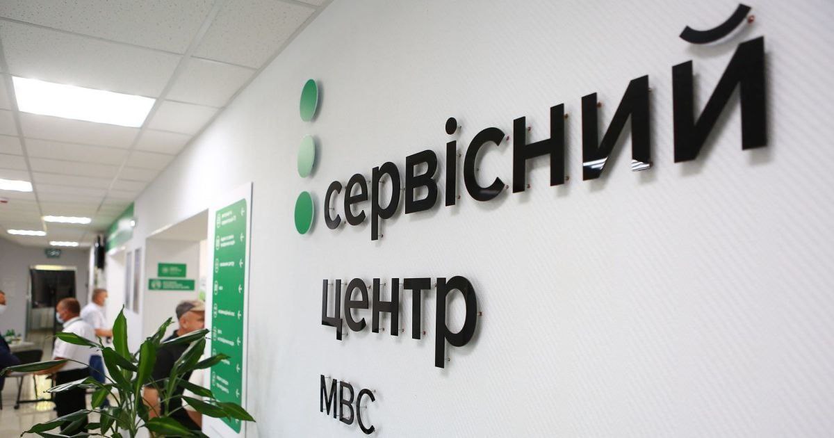 На Рівненщині затримали ділків, які за $1500 допомагали здавати іспит на права через камеру в ґудзику