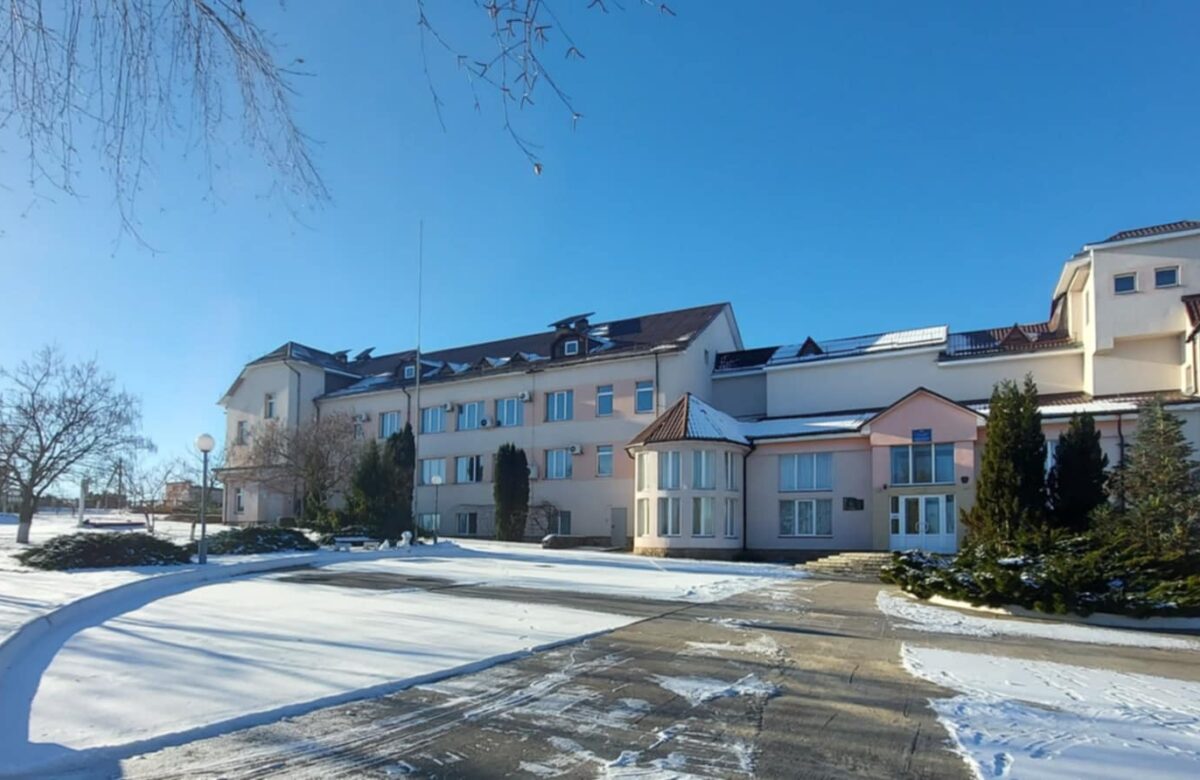 На Рівненщині у Вараші спалахнув скандал через премії сестрі директорки Центру