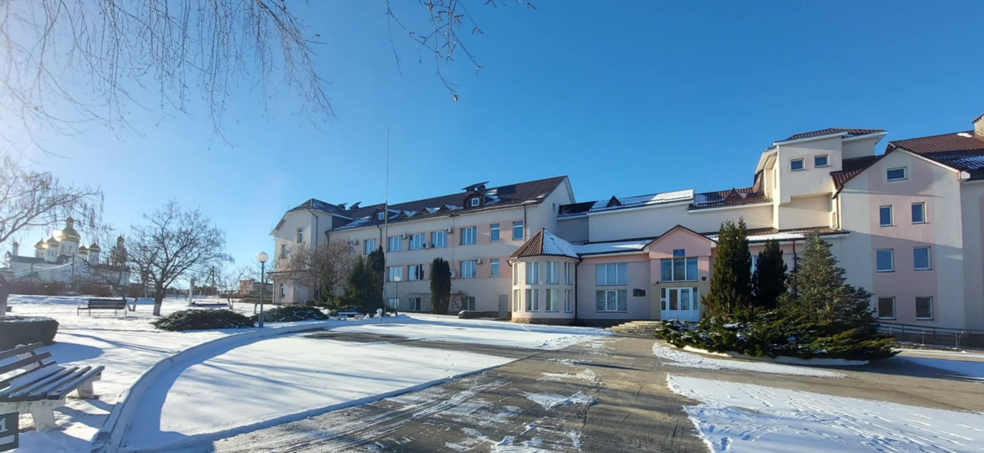 На Рівненщині у Вараші спалахнув скандал через премії сестрі директорки Центру 0000