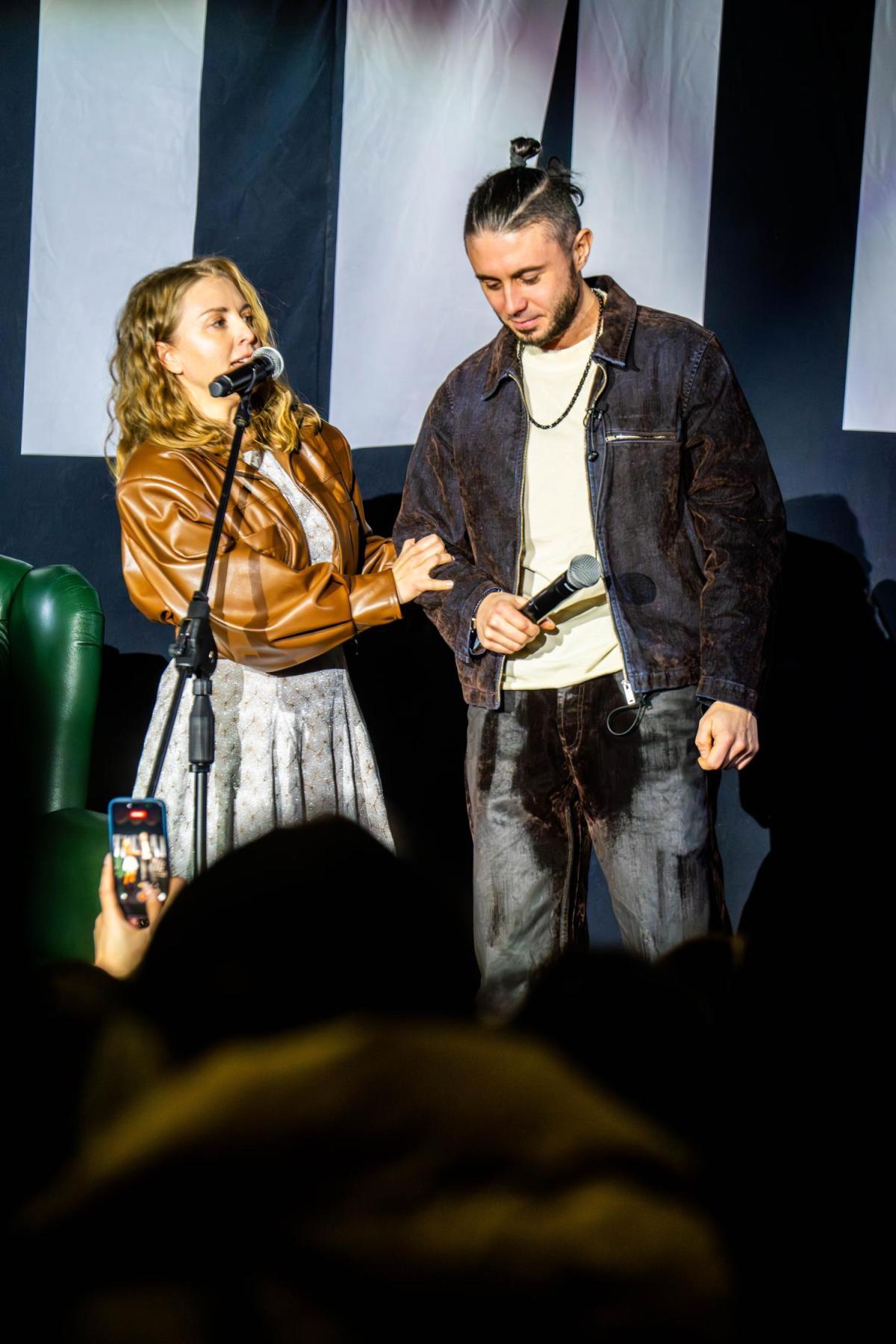 1  Тарас Тополя раптово «сів за парту» просто під час концерту у Рівному: хто змусив