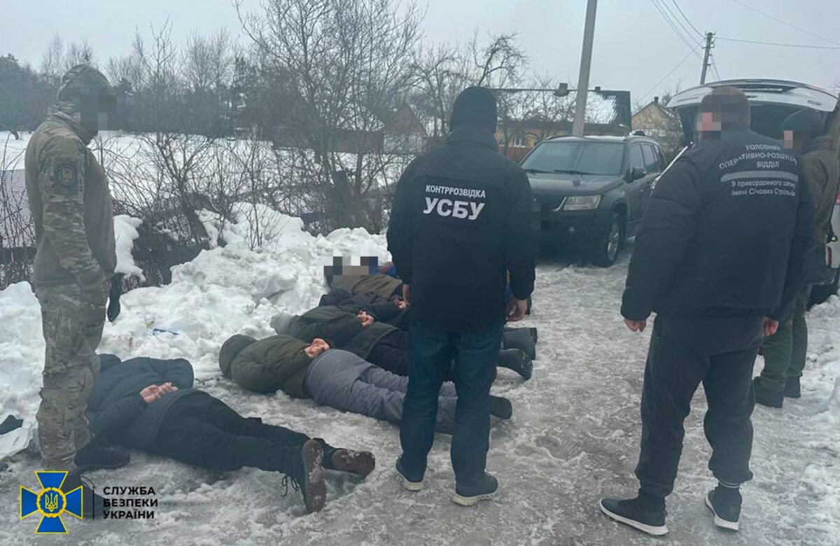 Возив у багажниках: на Рівненщині затримали ділка, що заробляв мільйони на ухилянтах