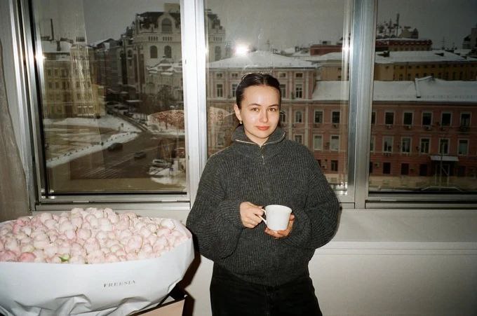 1 Гігантський букет та обручка з чималим камінцем: зірка хіта «Смарагдове небо» DREVO одружується зі своєю менеджеркою (ФОТО)