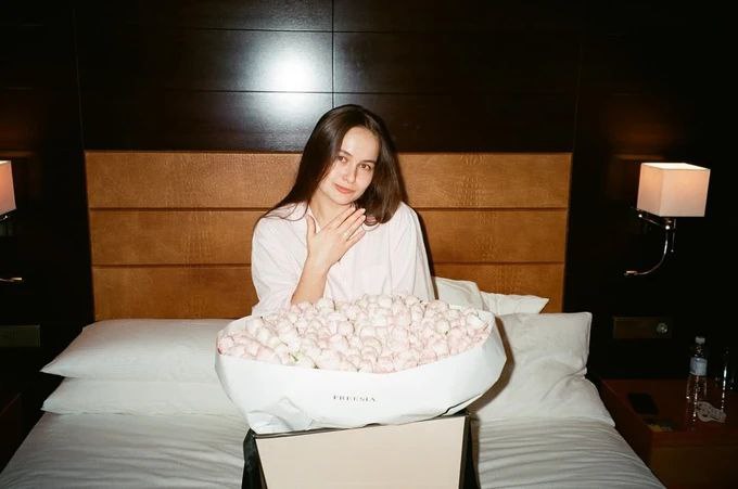 1 Гігантський букет та обручка з чималим камінцем: зірка хіта «Смарагдове небо» DREVO одружується зі своєю менеджеркою (ФОТО)