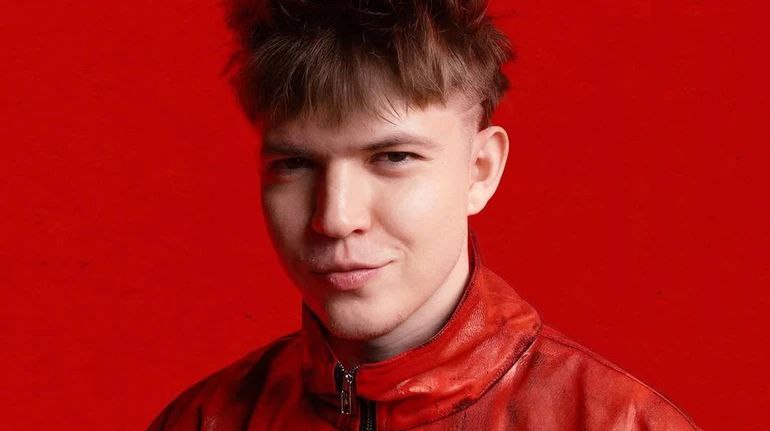 Гігантський букет та обручка з чималим камінцем: зірка хіта «Смарагдове небо» DREVO одружується зі своєю менеджеркою (ФОТО)