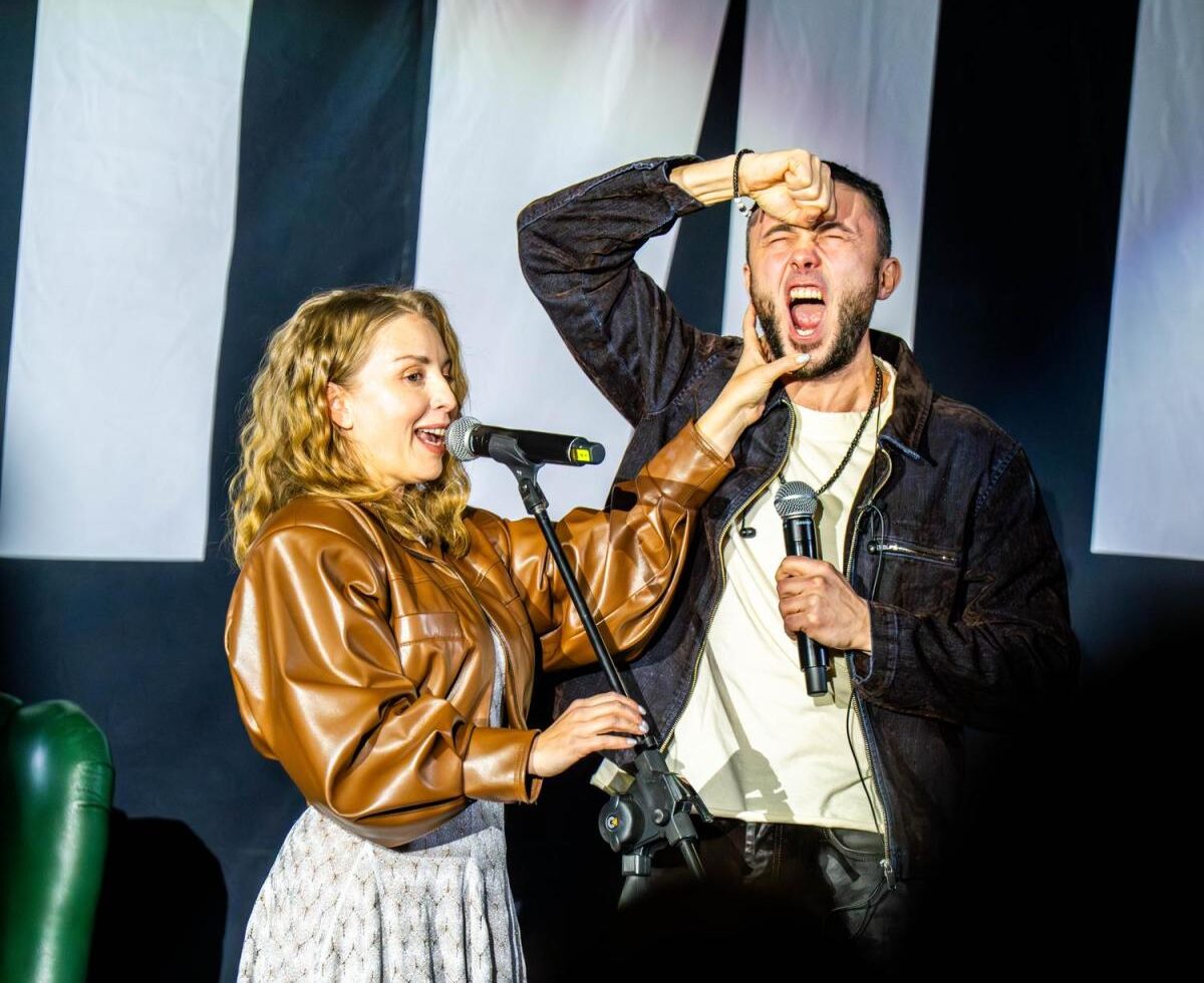  Тарас Тополя раптово «сів за парту» просто під час концерту у Рівному: хто змусив 0000