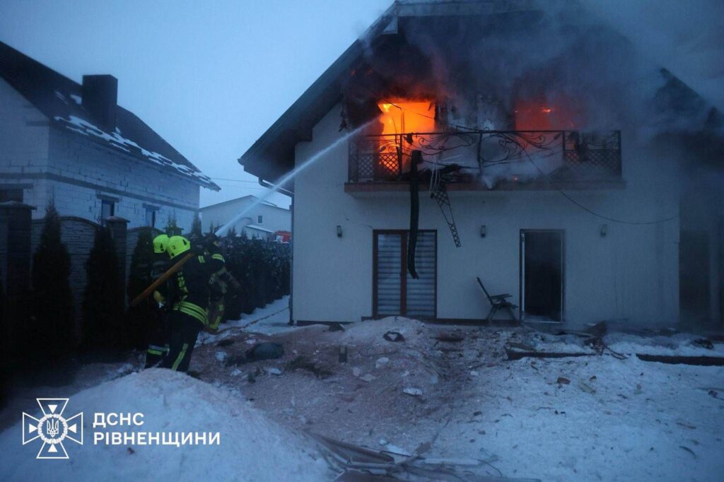 1 У Рівному рятувальники ліквідують пожежу на місці ворожих влучань (+ФОТО)