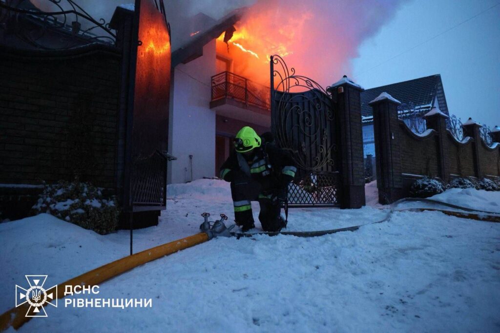 1 У Рівному рятувальники ліквідують пожежу на місці ворожих влучань (+ФОТО)