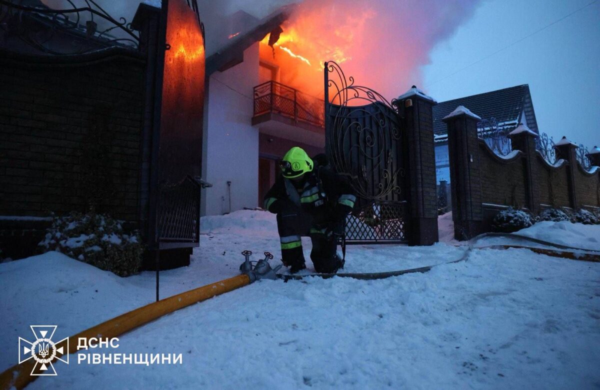 У Рівному рятувальники ліквідують пожежу на місці ворожих влучань (+ФОТО)
