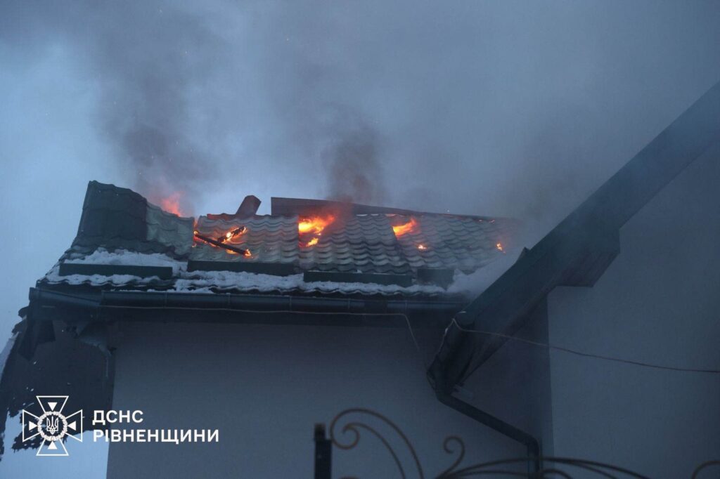 1 У Рівному рятувальники ліквідують пожежу на місці ворожих влучань (+ФОТО)