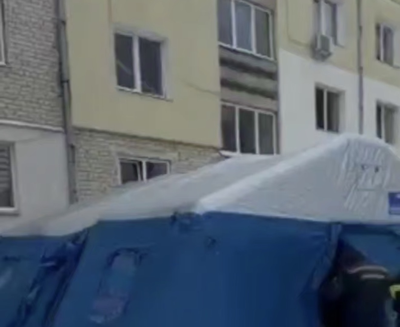 Коваль показав ситуацію біля багатоквартирного будинку який постраждав від атаки 0000