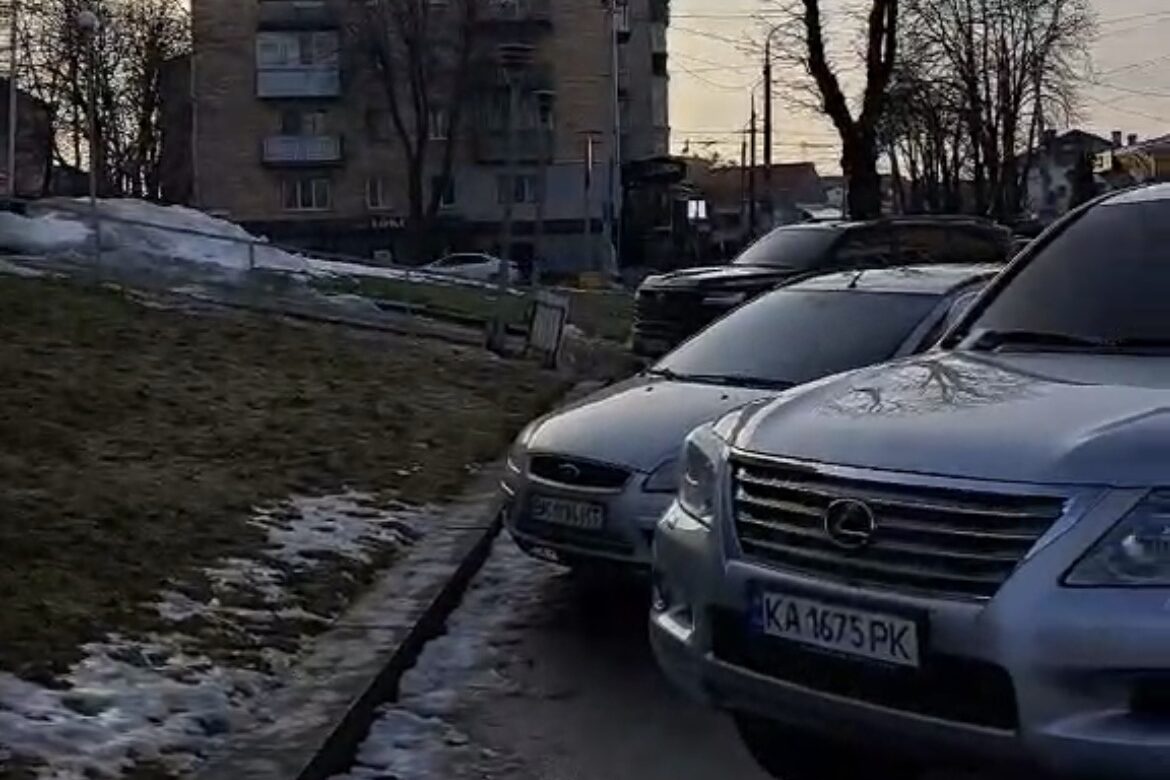 У центрі Рівного на тротуарі облаштували незаконну парковку
