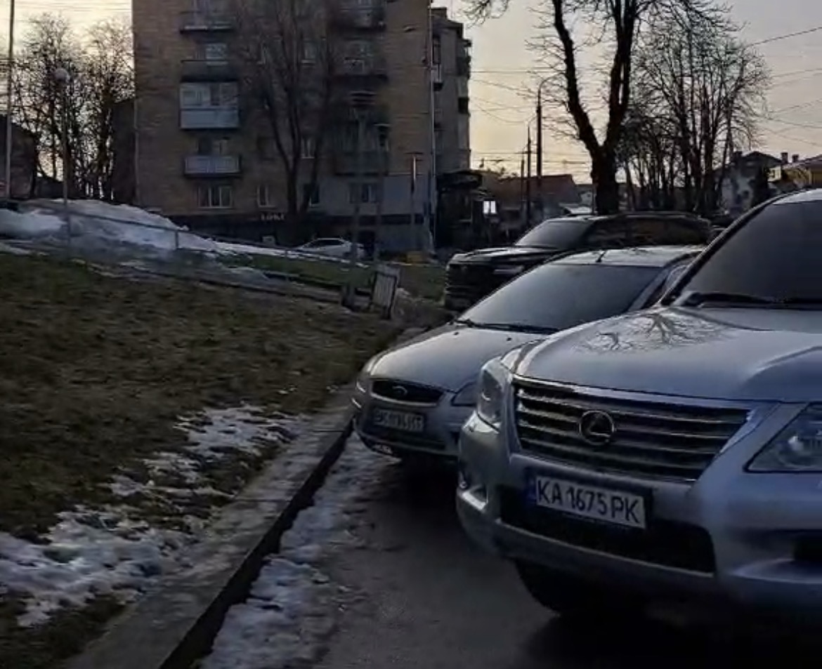 У центрі Рівного на тротуарі облаштували незаконну парковку 0000