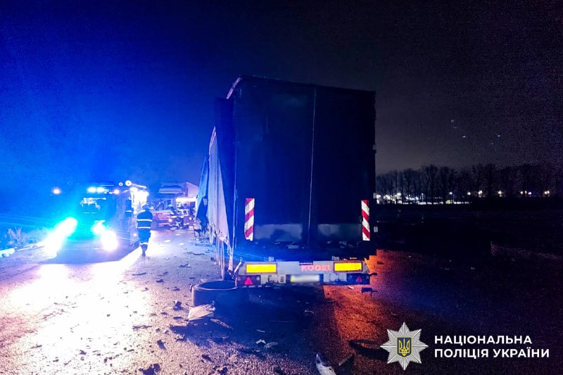 1 Смертельна автотроща поблизу Рівного: на трасі три фури та пікап перетворилися на купу металу (ФОТО)